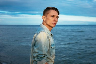 Aktif ve sağlıklı genç erkekler, kumlu bir baltık sahilinin tadını çıkarıyorlar. Yaz tatili