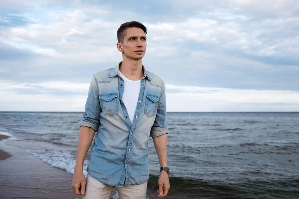 Aktif ve sağlıklı genç erkekler, kumlu bir baltık sahilinin tadını çıkarıyorlar. Yaz tatili