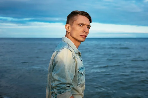 Aktif ve sağlıklı genç erkekler, kumlu bir baltık sahilinin tadını çıkarıyorlar. Yaz tatili