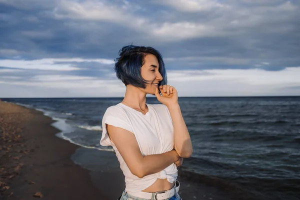 Aktywna Zdrowa Młoda Kobieta Ciesząca Się Piaszczystą Plażą Baltic Wakacje — Zdjęcie stockowe