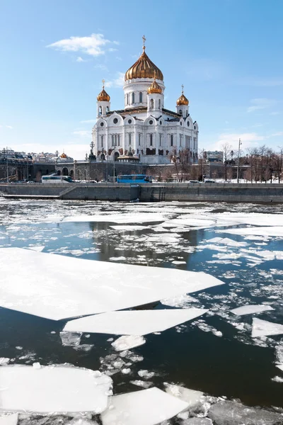 The Cathedral Of Christ The Savior. The ice on the Moskva river — Stock Photo, Image