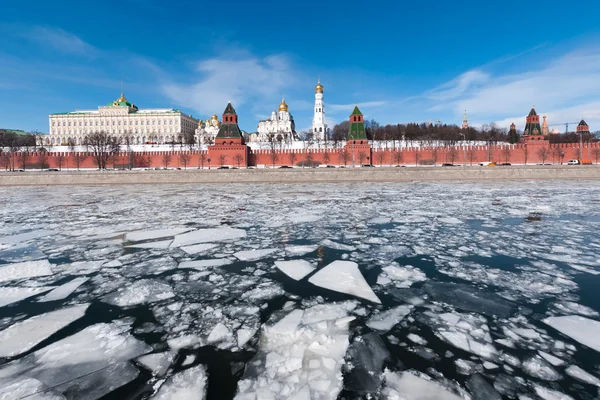 The Moscow Kremlin. The ice on the Moskva river — Stock Photo, Image