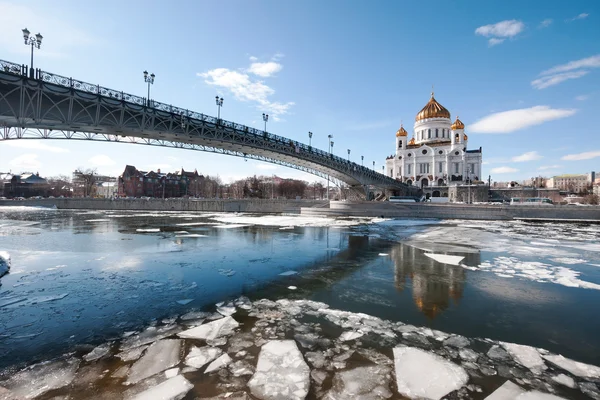 Die Kathedrale von Christus dem Erlöser. die patriarchalische Brücke. das Eis auf dem Fluss Moskva Stockfoto