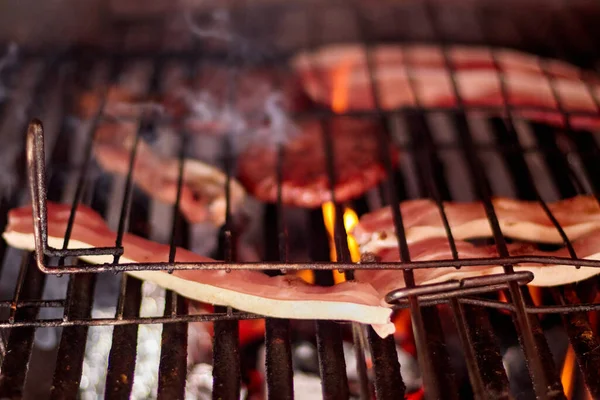 Carne Verduras Cocinando Sobre Fuego Una Parrilla —  Fotos de Stock