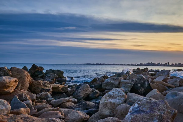 Gün batımında sıcacık renklerin plajında manzara