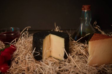 Yerel ürünler Domatesli ve zeytinyağlı peynirli