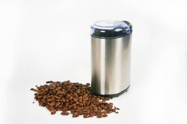 Beyaz arka planda kahve çekirdekleri 