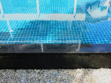 Yüzme havuzunda su ve güneş yansımaları