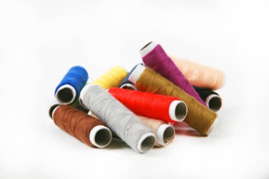 Beyaz arka plan üzerinde renkli dikiş ipliği 