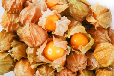 Beyaz arkaplanda kurumuş meyveler