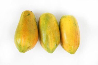 Beyaz arka planda taze olgun papaya meyveleri 