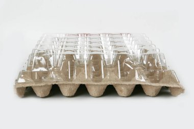 açık arkaplanda beyaz plastik kutu