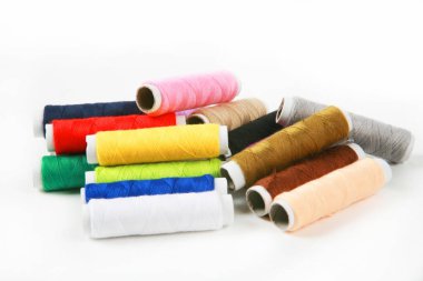 Beyaz arka plan üzerinde renkli dikiş ipliği 