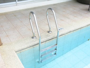 Otel otelinde lüks bir yüzme havuzu. 