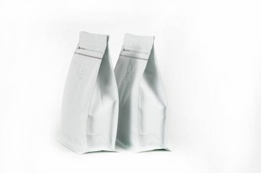 Beyaz arkaplanda tek kullanımlık paketler