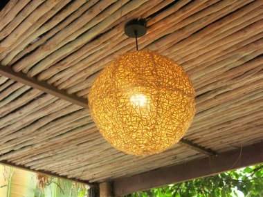 Tavanda çok güzel bir avize var.  