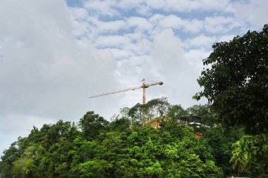 Gökyüzünün arka planında inşaat vinçleri 