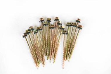 Beyaz arkaplanda vida ve cıvata seti. 