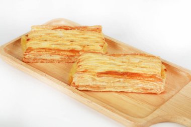 Beyaz arka planda lezzetli taze pişmiş yemek.