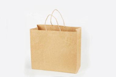 Beyaz arka planda bir alışveriş çantası.