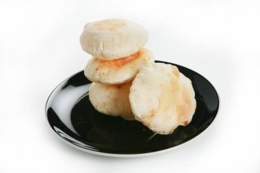 Beyaz arka planda bir yığın lezzetli krep.  