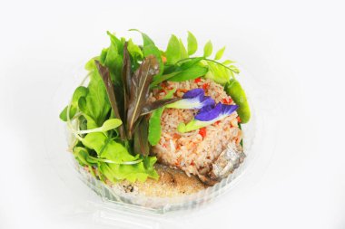 Tavuk, sebze ve peynirli salata..