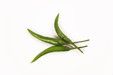 Beyaz arkaplanda yeşil biber izole edilmiş.. 