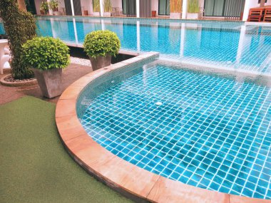 Mavi su açık yüzme havuzu