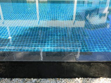 Suda yüzme havuzu. Güneşli yaz günü.