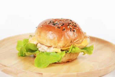 Peynirli ve marullu burger, yakın plan.