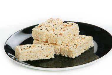 Beyaz arka planda pirinçli lezzetli taze yemek. 