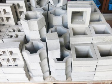 bir yığın beton blok ve bir yığın tuğla.