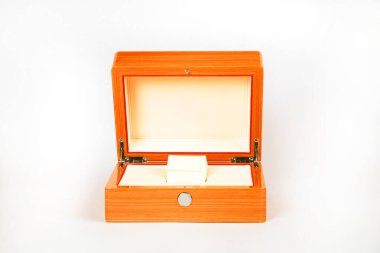 Beyaz arkaplanda ahşap göğsün yakın plan görüntüsü