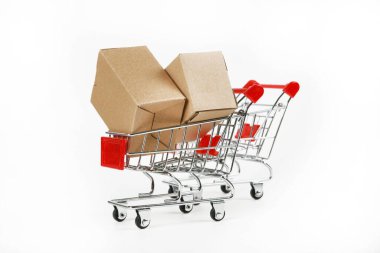 Beyaz arka planda kutuları olan alışveriş arabaları 