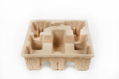 Beyaz arkaplanda karton kutunun yakın plan görüntüsü 