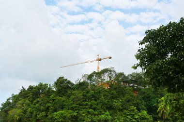 Gökyüzünün arka planında inşaat vinçleri 
