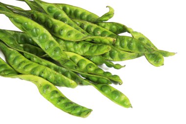 Beyaz arkaplanda yeşil bezelyeler 