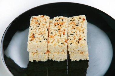 Beyaz arka planda pirinçli lezzetli taze yemek. 