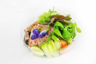 Tavuk, sebze ve peynirli salata.