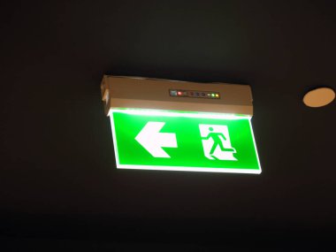 Siyah arka planda yeşil acil çıkış işareti