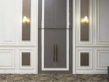 Modern bir apartmanın içinde. 