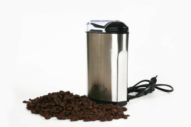 Beyaz arka planda kahve çekirdekleri