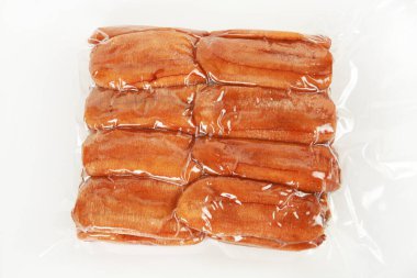 Beyaz arka planda nefis tütsülenmiş Asya yemekleri.