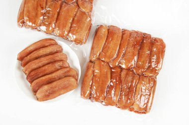 Beyaz arka planda nefis tütsülenmiş Asya yemekleri.