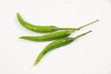 Beyaz arkaplanda yeşil biber izole edilmiş.. 