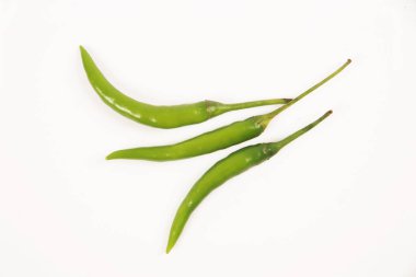 Beyaz arkaplanda yeşil biber izole edilmiş.. 
