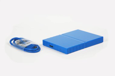 usb flash diski beyaz arkaplanda izole edildi 