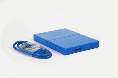 usb flash diski beyaz arkaplanda izole edildi 