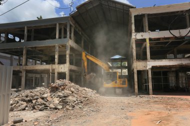 Şehirdeki terk edilmiş eski bina. 