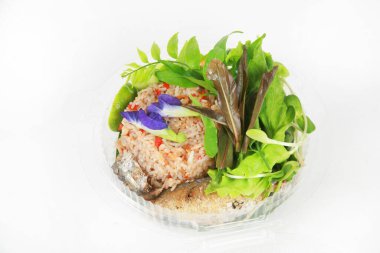 Tavuk ve sebzeli lezzetli salata.